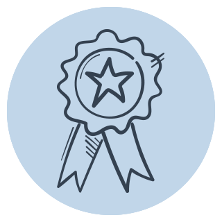 Icon eines Gütesiegels, das das Thema Qualität bei Aromahopping darstellt, dunkelblau auf hellblauen Hintergrund.