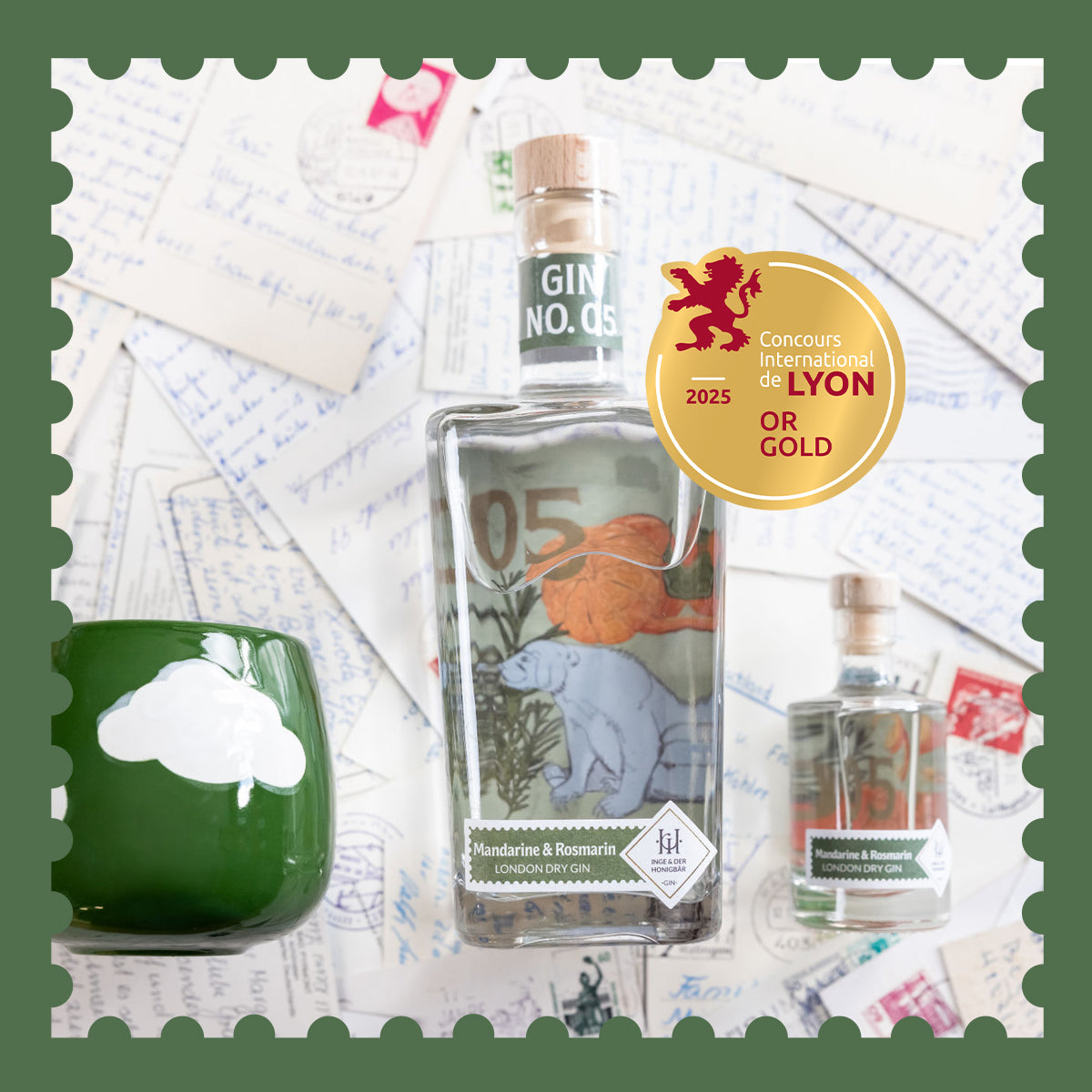 Inge und der Honigbär Gin NO. 5 große und kleine Flasche mit Keramikbecher auf Postkarten gelegt