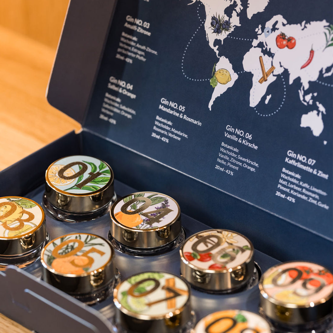 Aromaexpedition Box geöffnet mit 8 Gin-Tiegeln