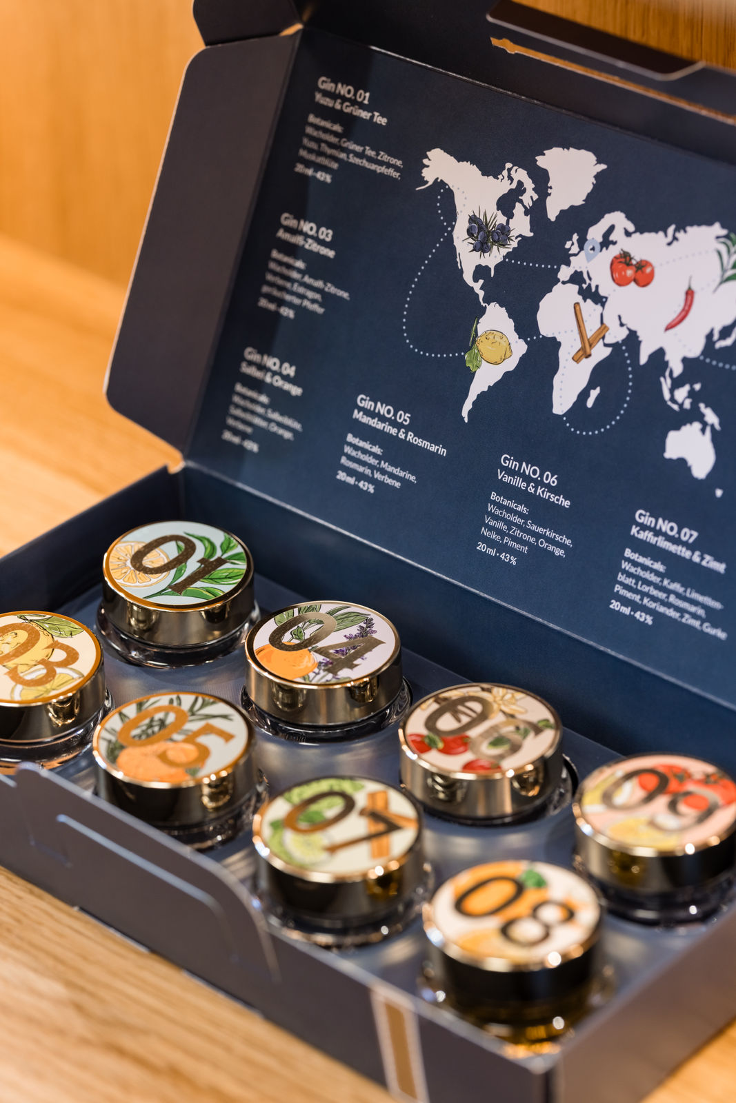 Aromaexpedition Box geöffnet mit 8 Gin-Tiegeln