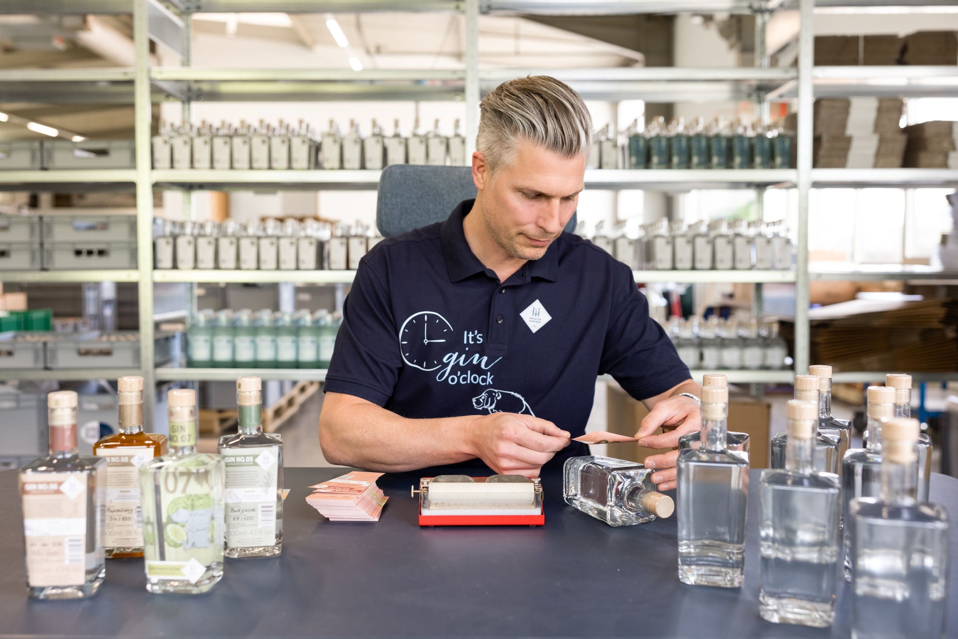 Handarbeit beim Bekleben der Inge und der Honigbär Gin Flaschen