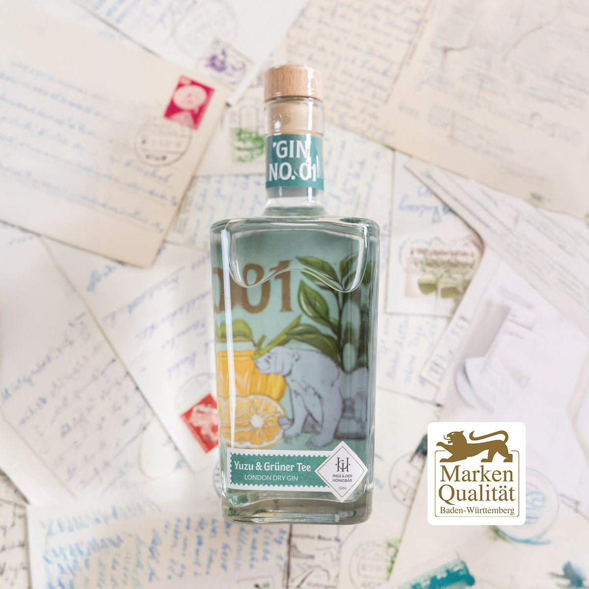 Inge und der Honigbär Yuzu & Grüner Tee – Gin NO. 01 große Flasche liegend auf Postkarten