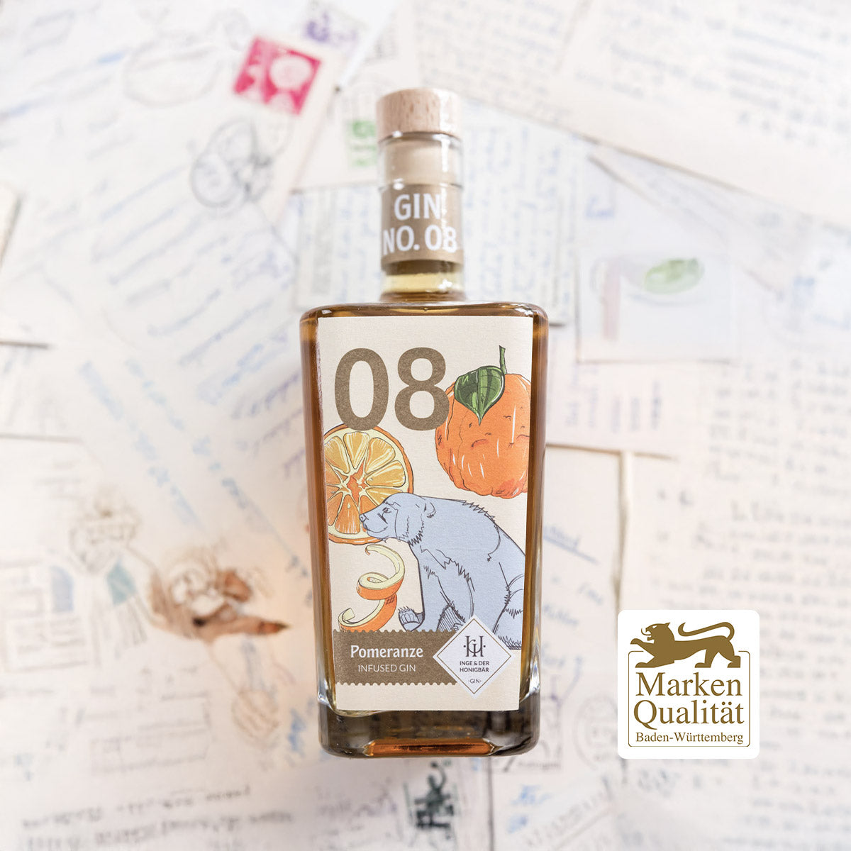 Inge und der Honigbär Pomeranze – Gin NO. 08 große Flasche liegend auf Postkarten