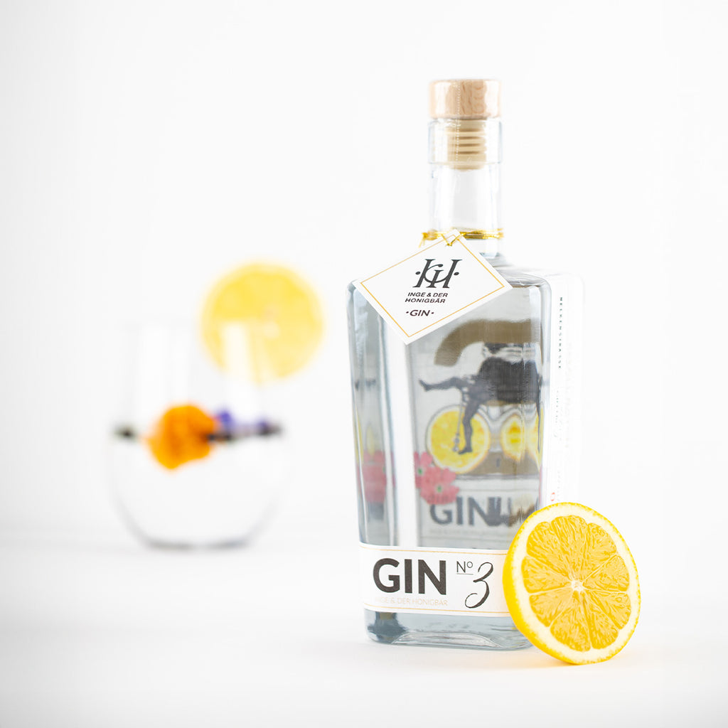 Eine Flasche des regionalen Premium-Gins NO. 3 von Inge und der Honigbär, umringt von hochwertigen Zutaten wie der Amalfi-Zitrone.