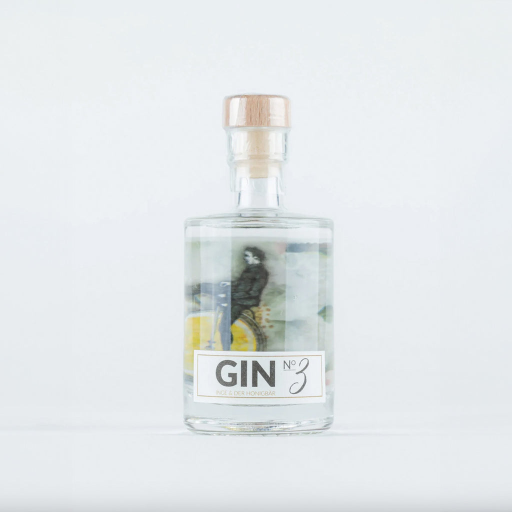 Handgemachter Premium-Gin NO. 3 von Inge und der Honigbär, Amalfi-Zitrone, auf weißem Hintergrund.