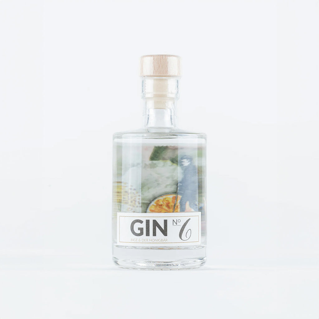 Handgemachter Premium-Gin NO. 6 von Inge und der Honigbär, Vanille & Kirsche, auf weißem Hintergrund.
