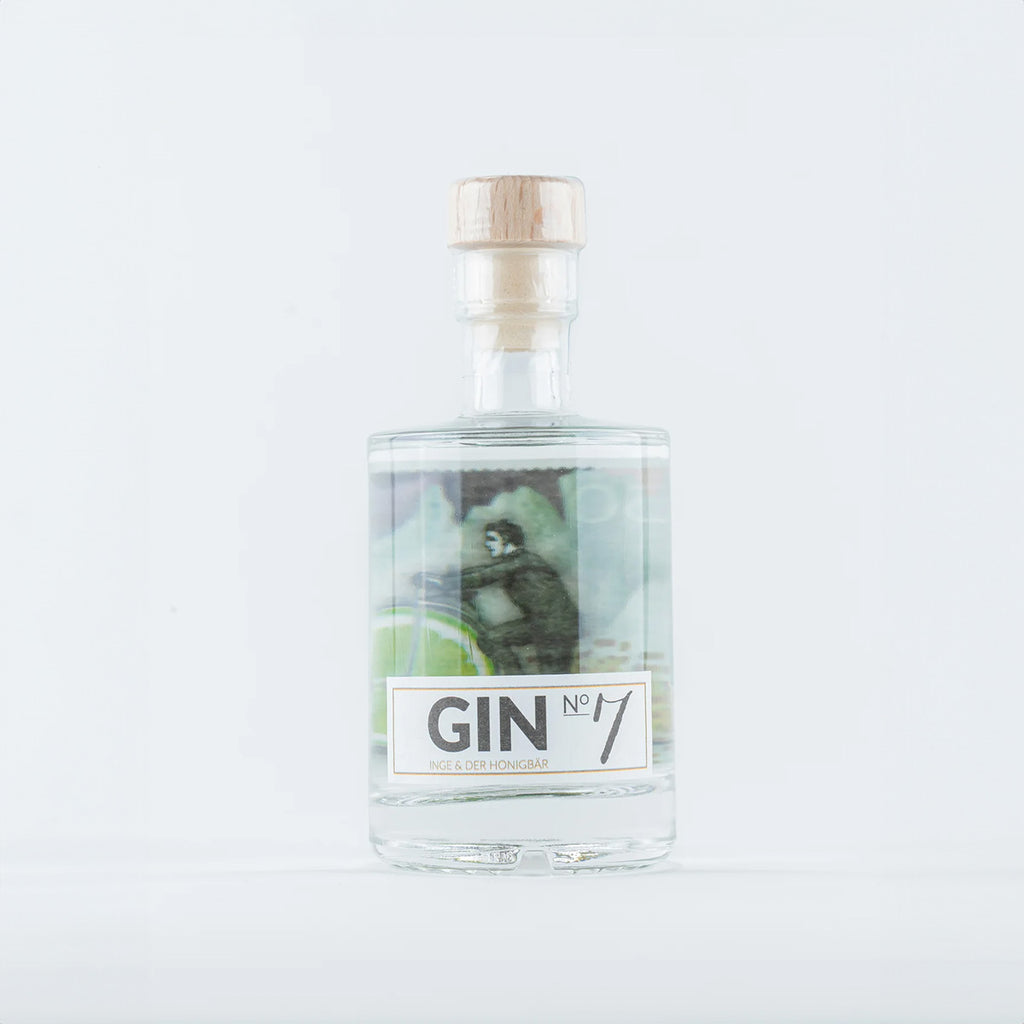 Handgemachter Premium-Gin NO. 7 von Inge und der Honigbär, Kaffirlimette & Zimt, auf weißem Hintergrund.