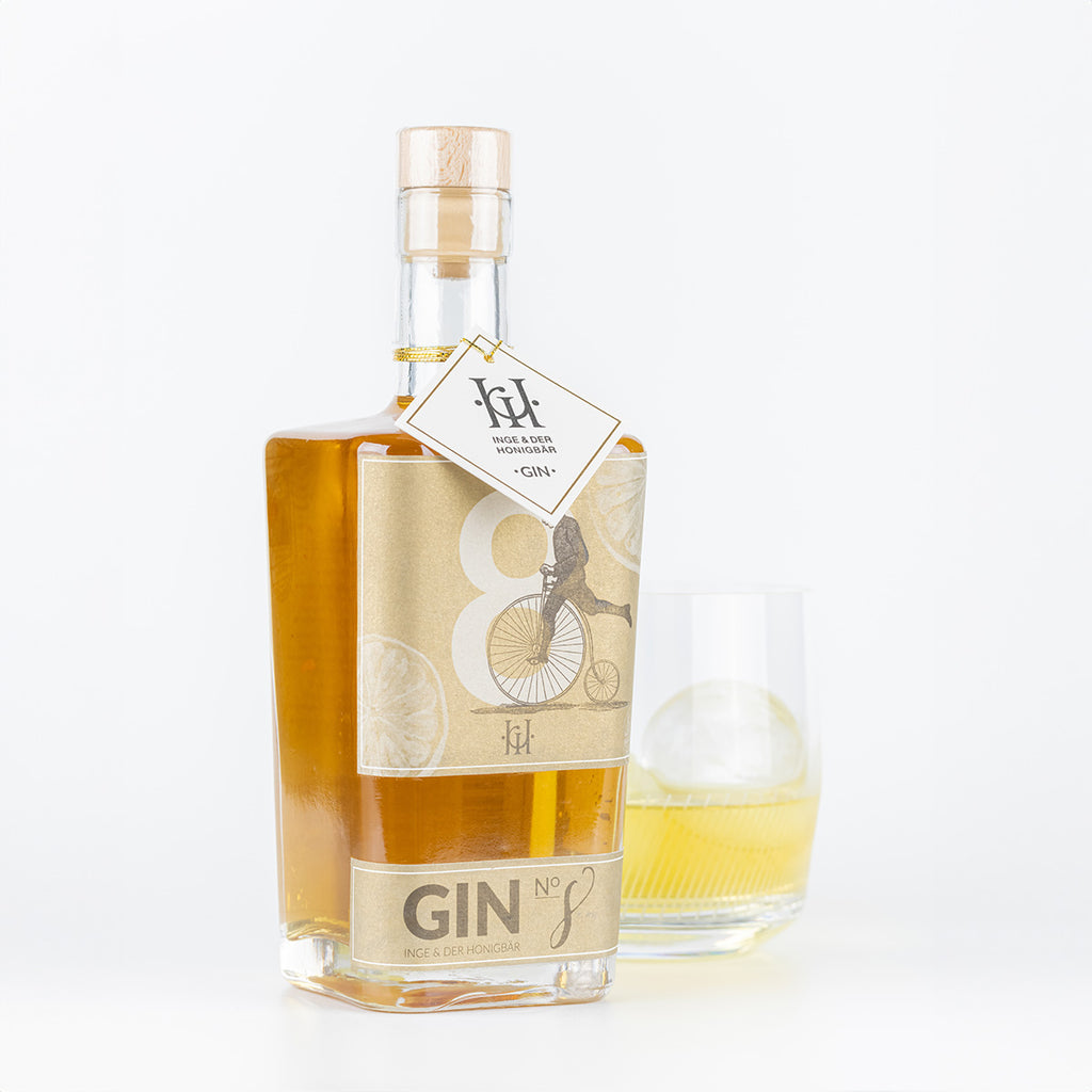 Handgemachter Premium-Gin NO. 8 von Inge und der Honigbär, Pomeranze, auf weißem Hintergrund.