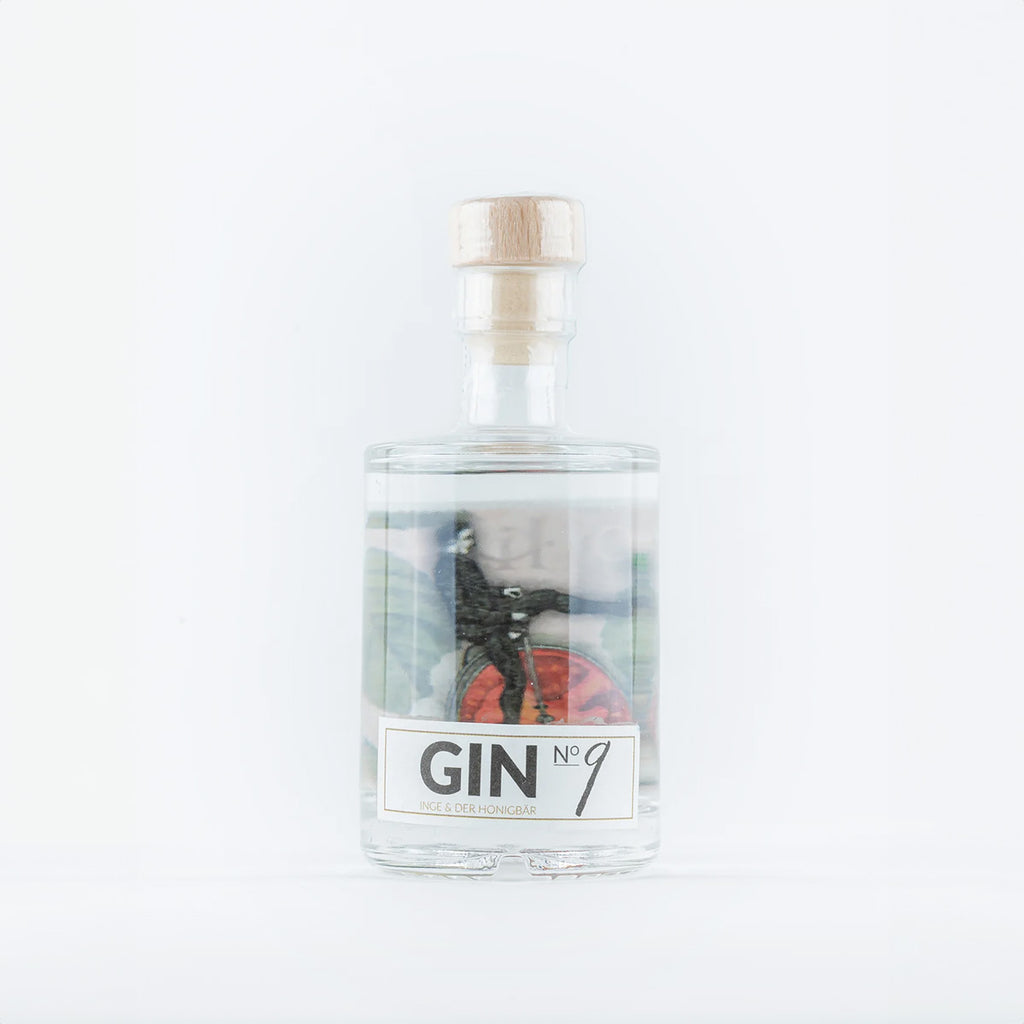 Handgemachter Premium-Gin NO. 9 von Inge und der Honigbär, Tomate & Zitrone, auf weißem Hintergrund.
