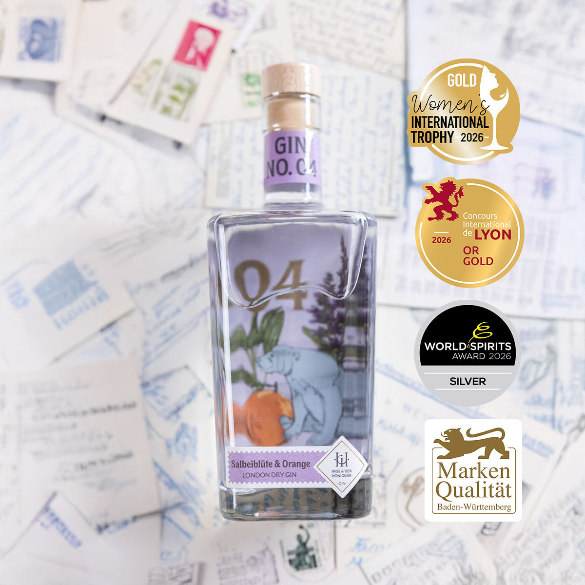 Inge und der Honigbär Salbeiblüte & Orange – Gin NO. 04 große Flasche liegend auf Postkarten