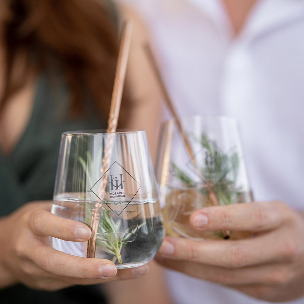Zwei Inge und der Honigbär Gin Gläser die angestoßen werden