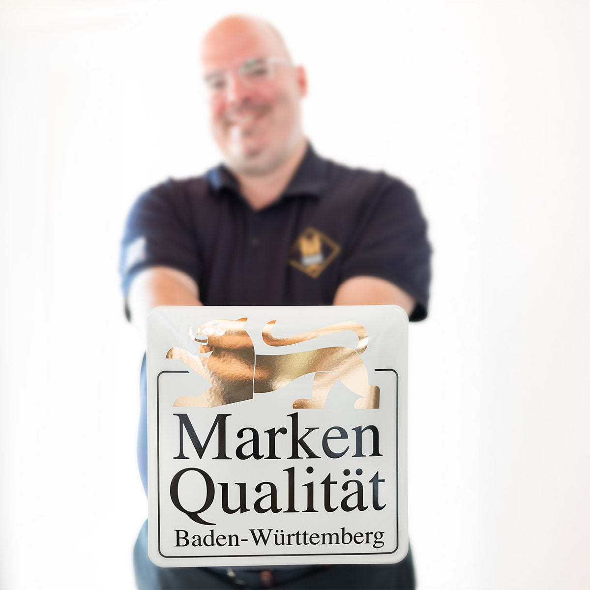 Eric Kletti, Gründer von Aromahopping, präsentiert die Auszeichnung für Marken-Qualität in Baden-Württemberg.