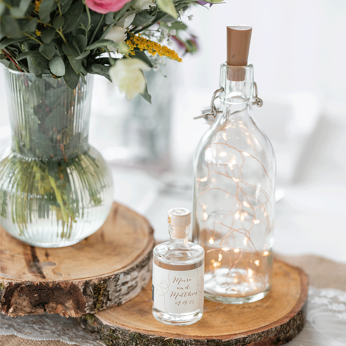 Mit dem Hochzeitskonfigurator von Aromahopping personalisierbare Gin-Flaschen werden in verschiedenen Umgebungen in Szene gesetzt.
