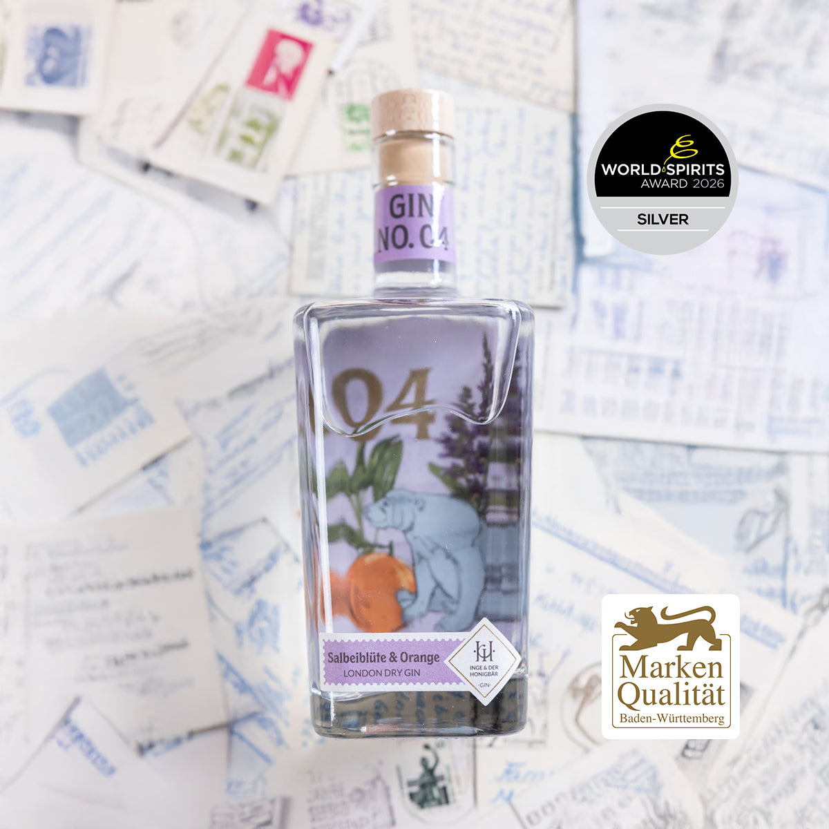 Inge und der Honigbär Salbeiblüte & Orange – Gin NO. 04 große Flasche liegend auf Postkarten