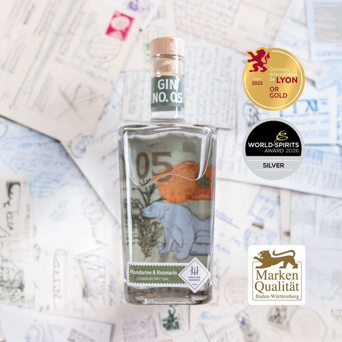 Inge und der Honigbär Mandarine & Rosmarin – Gin NO. 05 große Flasche liegend auf Postkarten