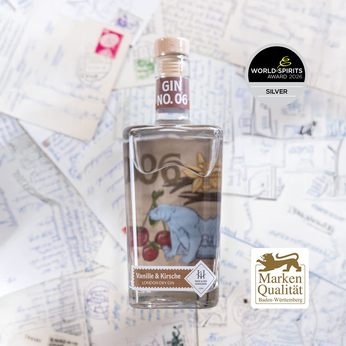 Inge und der Honigbär Vanille & Kirsche – Gin NO. 06 große Flasche liegend auf Postkarten
