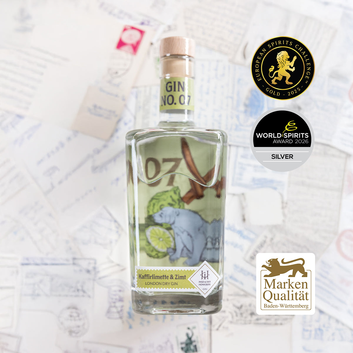 Inge und der Honigbär Kaffirlimette & Zimt – Gin NO. 04 große Flasche liegend auf Postkarten