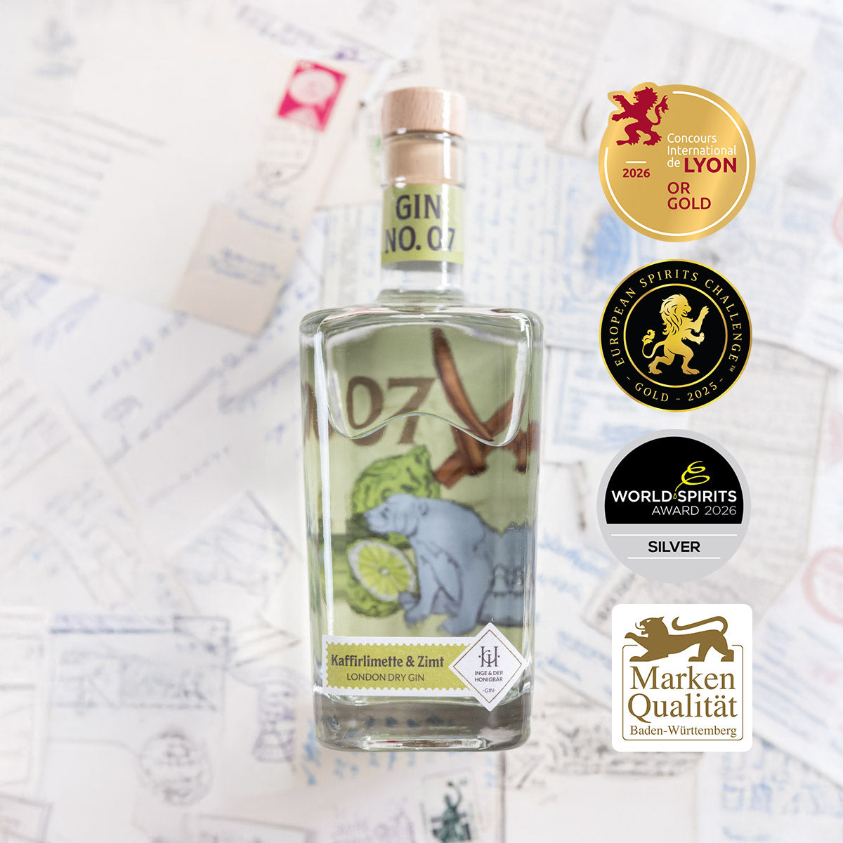 Inge und der Honigbär Kaffirlimette & Zimt – Gin NO. 04 große Flasche liegend auf Postkarten