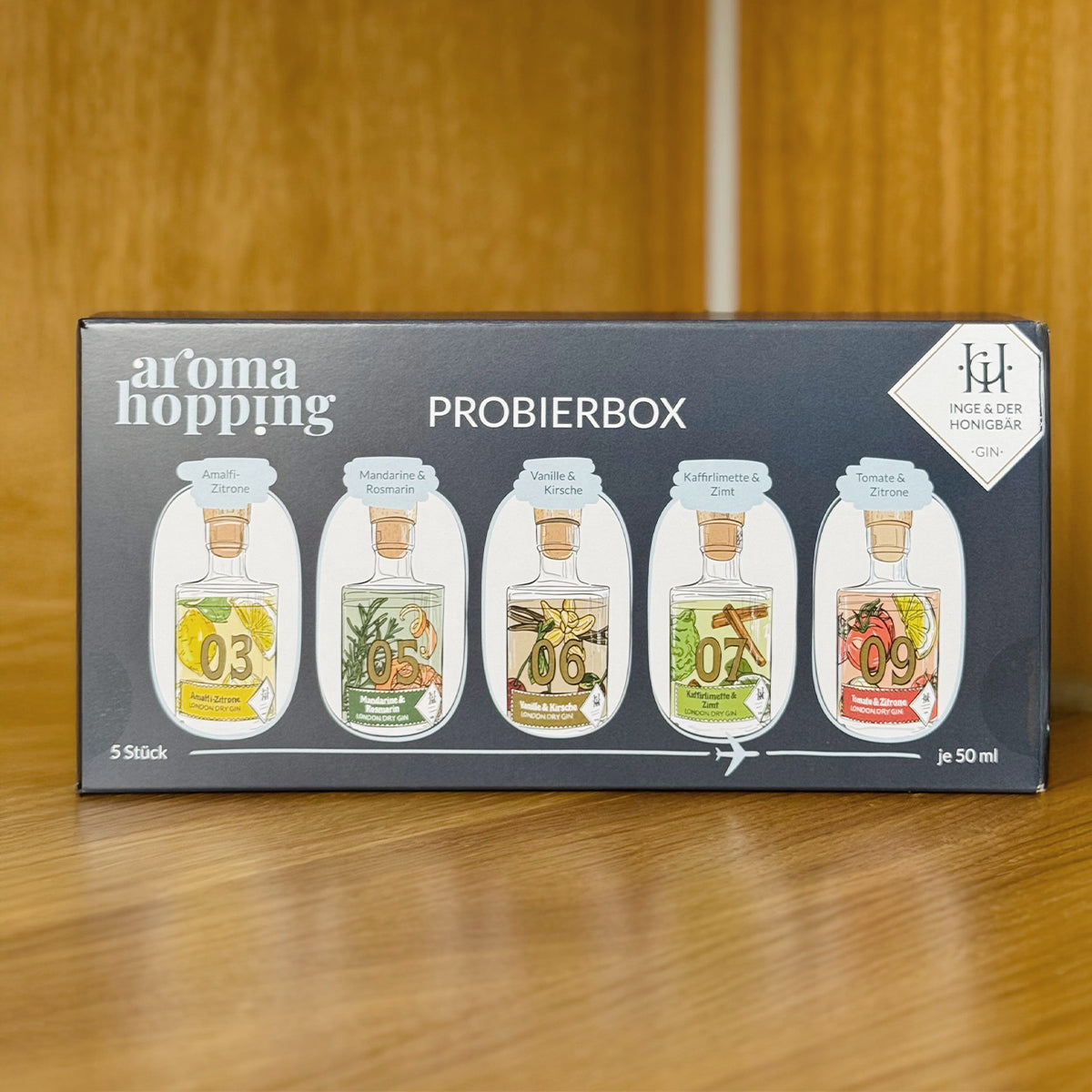 Aromahopping Probierbox  mit 5 50 ml Gins von Inge und der Honigbär aufgestellt, Frontansicht