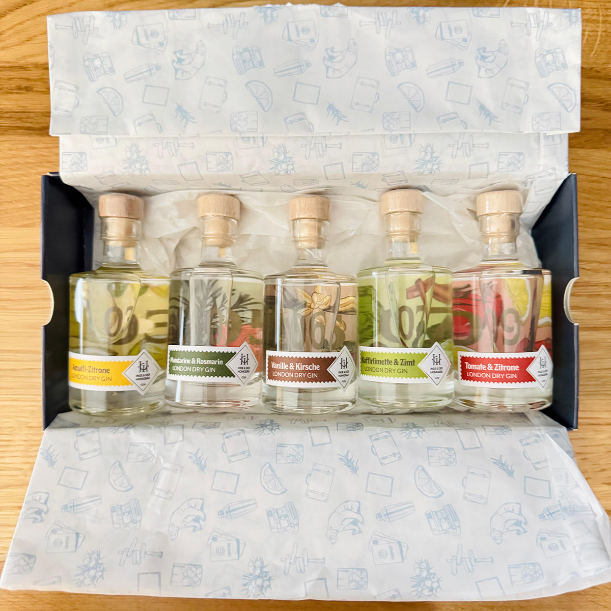 Aromahopping Probierbox  mit 5 50 ml Gins von Inge und der Honigbär aufgestellt, Innenansicht