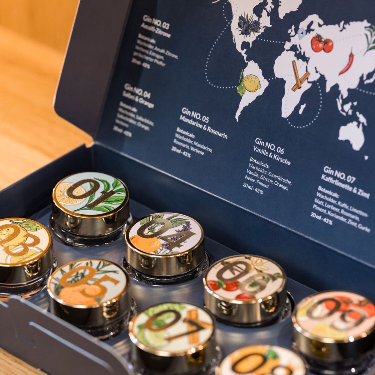 Aromaexpedition Box geöffnet mit 8 Gin-Tiegeln