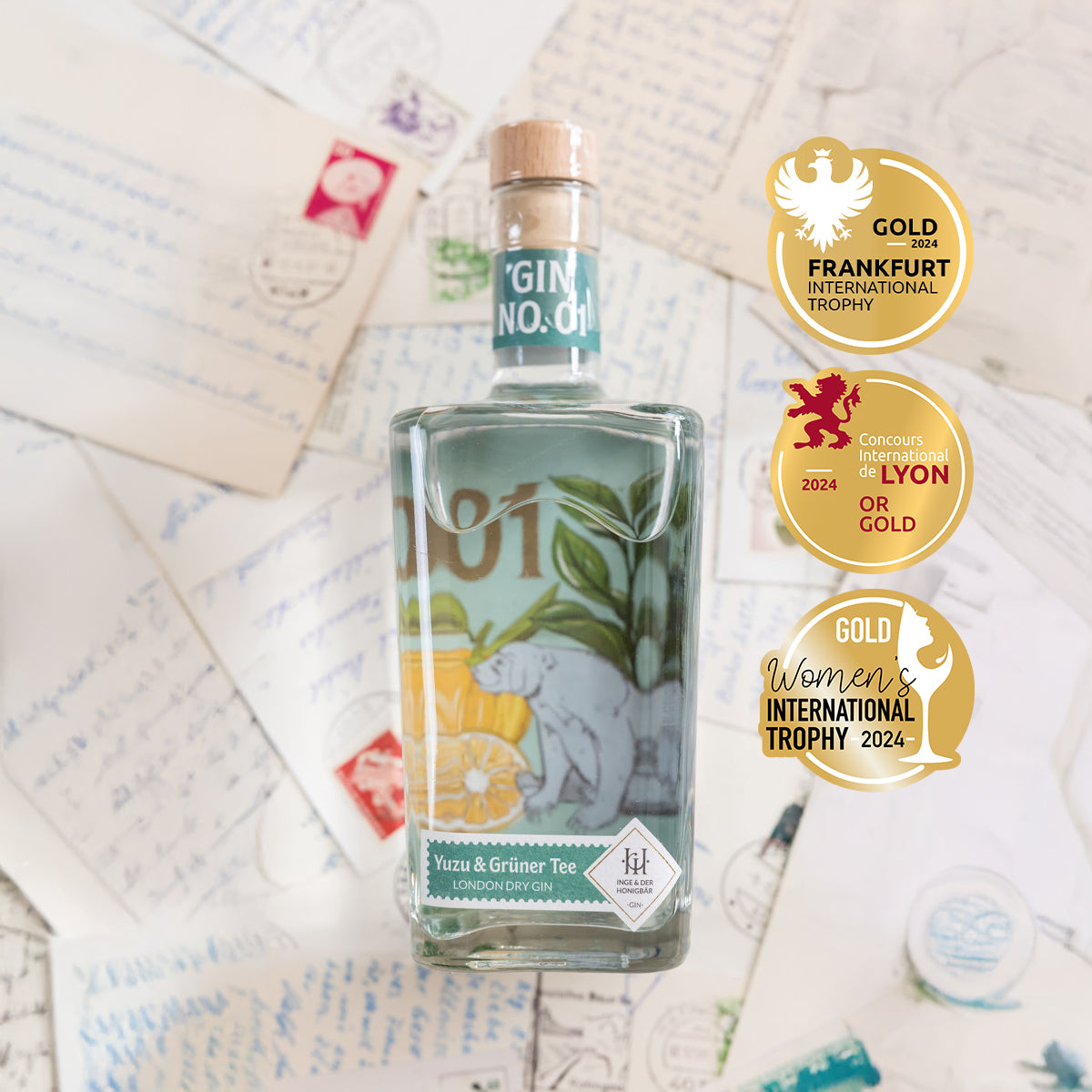 Inge und der Honigbär Yuzu & Grüner Tee – Gin NO. 01 große Flasche liegend auf Postkarten