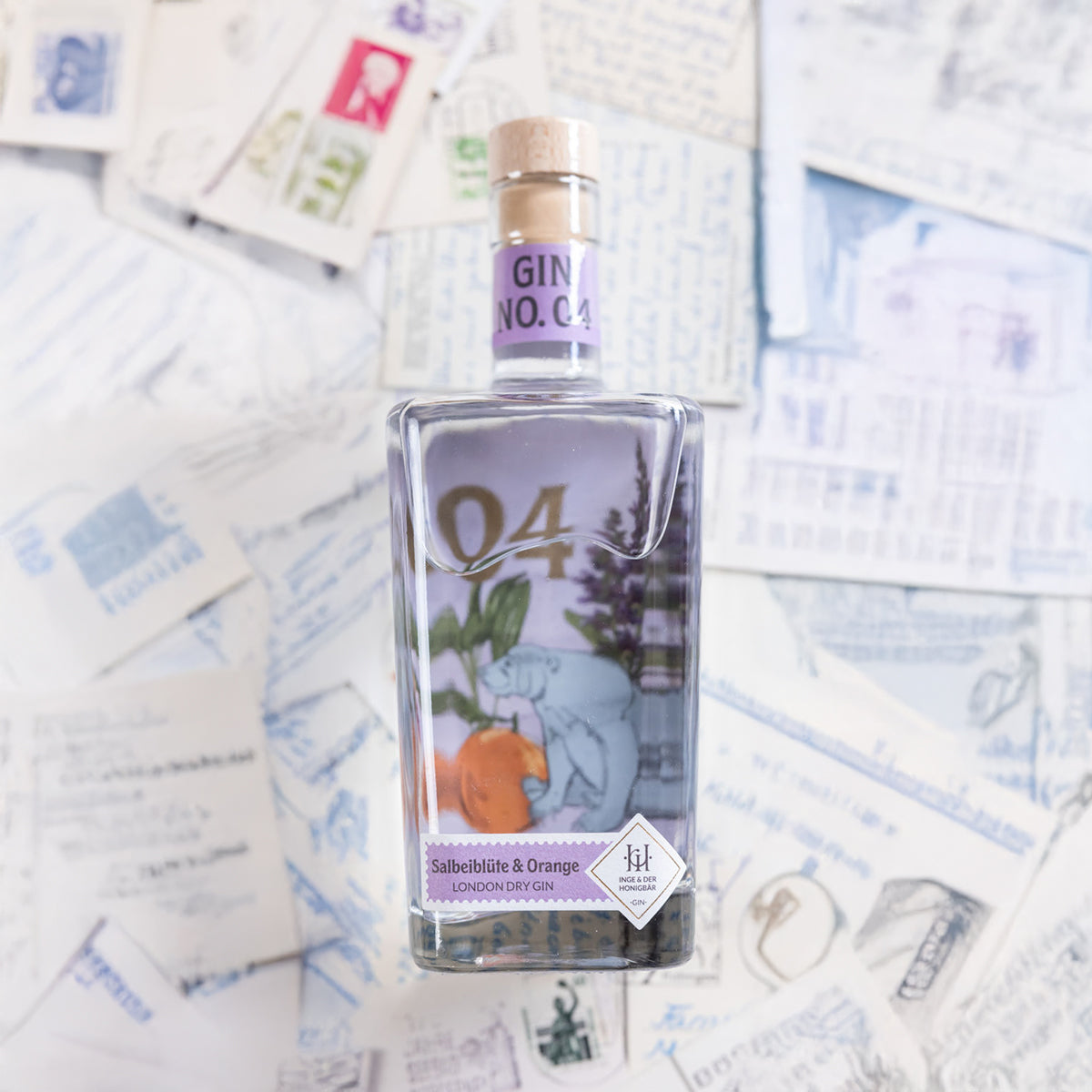Inge und der Honigbär Salbeiblüte & Orange – Gin NO. 04 große Flasche liegend auf Postkarten
