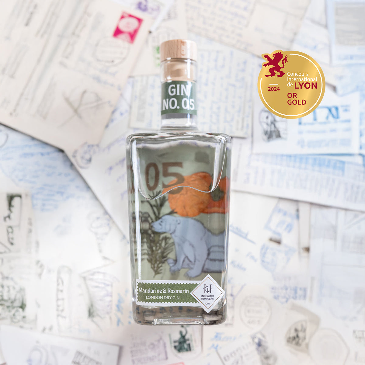 Inge und der Honigbär Mandarine & Rosmarin – Gin NO. 05 große Flasche liegend auf Postkarten