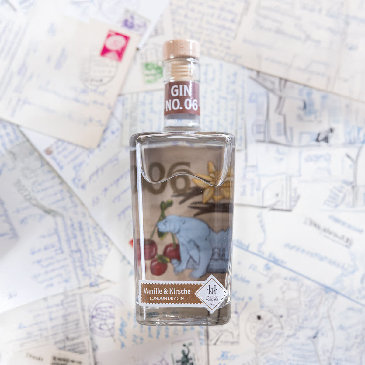 Inge und der Honigbär Vanille & Kirsche –Gin NO. 06 große Flasche liegend auf Postkarten