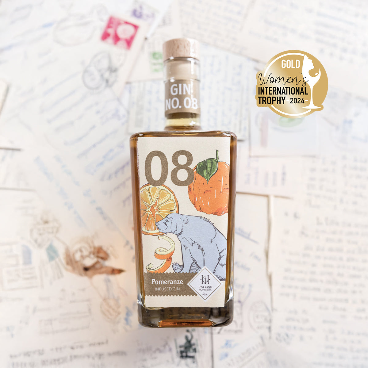 Inge und der Honigbär Pomeranze – Gin NO. 08 große Flasche liegend auf Postkarten