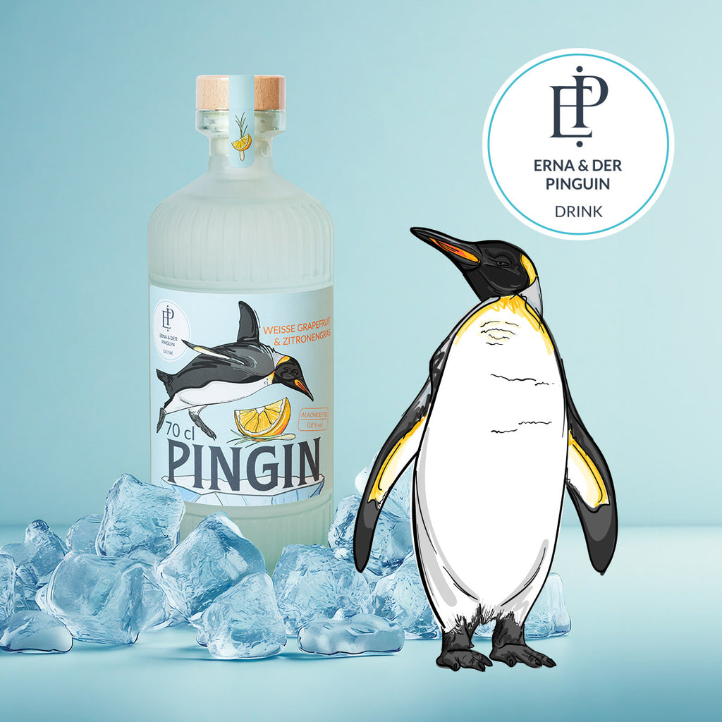 Ein Pinguin steht neben einer Flasche des alkoholfreien Drinks Pingin von Erna und der Pinguin, umgeben von Eiswürfeln.