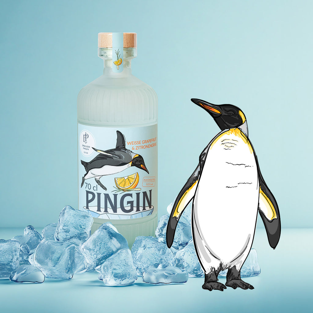 Ein Pinguin steht neben einer Flasche des alkoholfreien Drinks Pingin von Erna und der Pinguin, umgeben von Eiswürfeln.